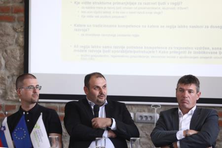 Okrogla miza Notranjsko primorske novice 24 Foto Ljubo Vukelič